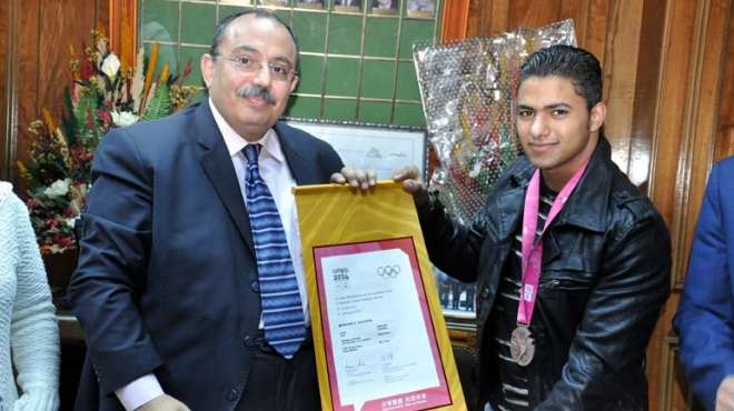 محافظ القليوبية يكرم اللاعب محمد شوشة بطل مصر في رفع الأثقال 