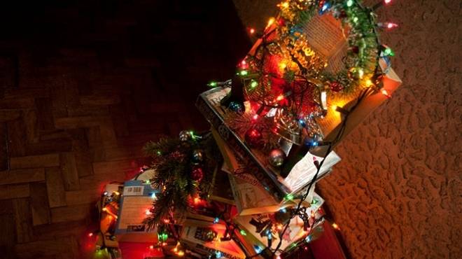 بالصور| اصنعي شجرة كريسماس بالكتب