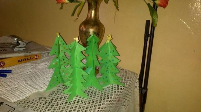 بالصور| اصنعي شجرة الكريسماس بيديك وبمساعدة أطفالك