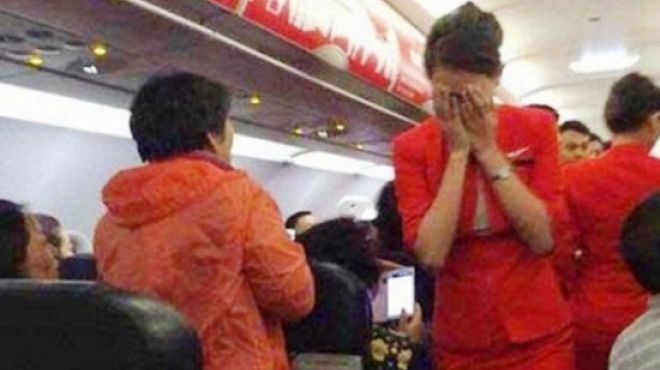 صينيان يشوهان وجه مضيفة طيران لعدم تجاور مقعديهما