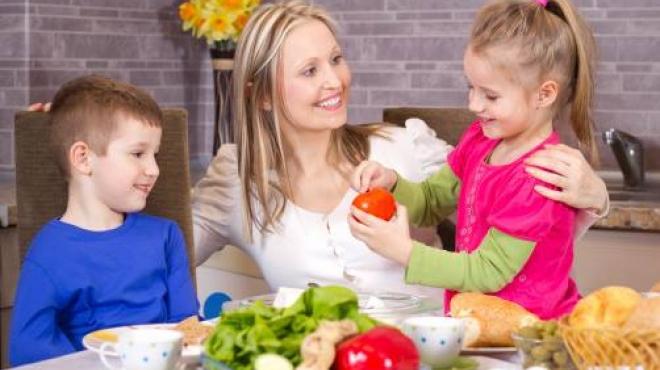 ٦ نصائح ترغب ابنك في الطعام الصحي
