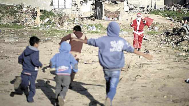 «بابا نويل» يفك حصار أطفال غزة