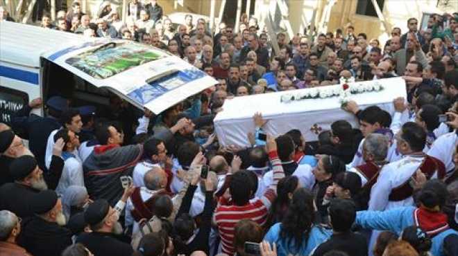 المئات يشيعون جنازة الأسرة المصرية.. واختطاف 7 مسيحيين جدد فى ليبيا