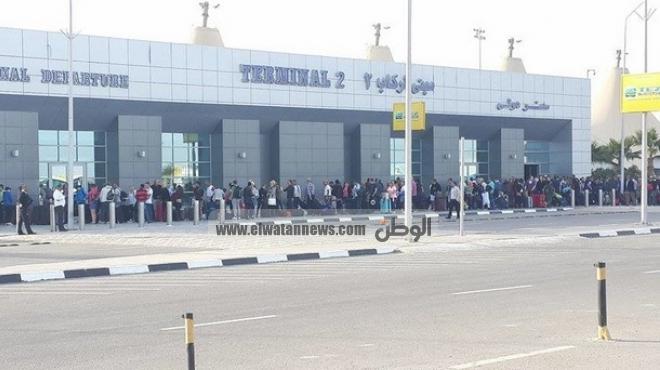 بالصور| زحام وتكدس في مطار الغردقة أثناء مغادرة آلاف السائحين 