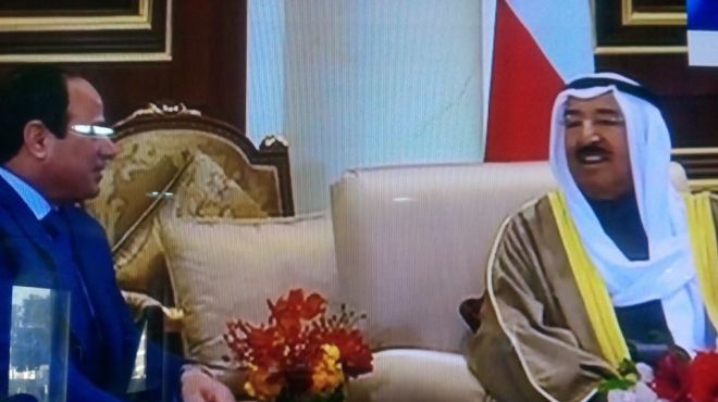 بالفيديو| أمير الكويت يستقبل السيسي بالمطار الأميري