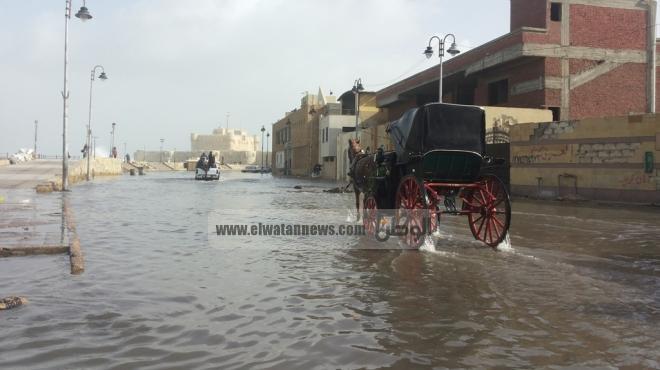غرق محيط قلعة قايتباي بالإسكندرية بعد ارتفاع موج البحر إلى 4 أمتار