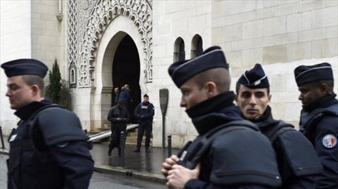 وزير داخلية فرنسا: نتعاون مع شركات الإنترنت لمنع رسائل العنف والكراهية