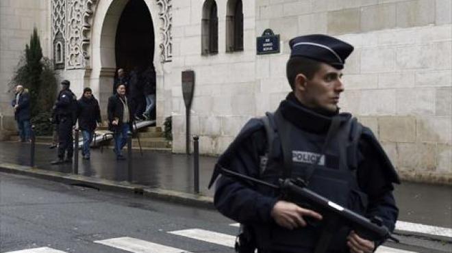 الشرطة: مسلح يحتجز رهينتين في متجر للمجوهرات بجنوب فرنسا