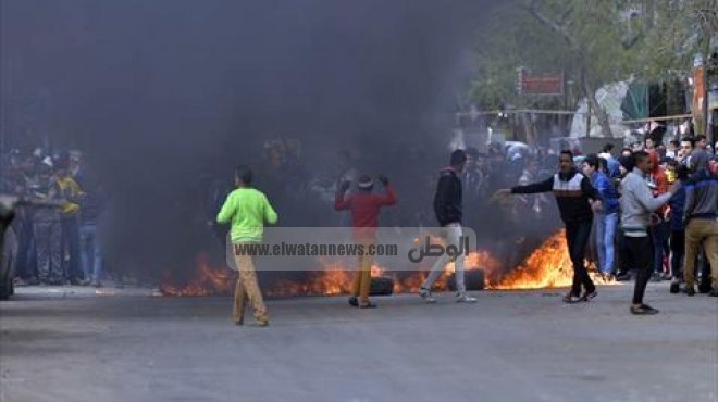 المتظاهرون يشعلون النيران أمام قسم المطرية