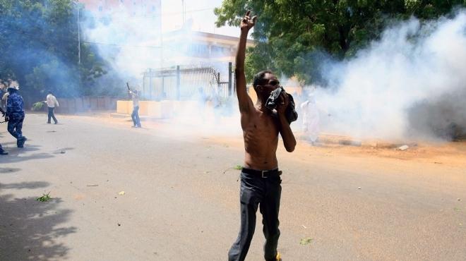  الشرطة السودانية تستخدم قنابل مسيلة للدموع لتفريق محتجين بعد مقتل طلاب