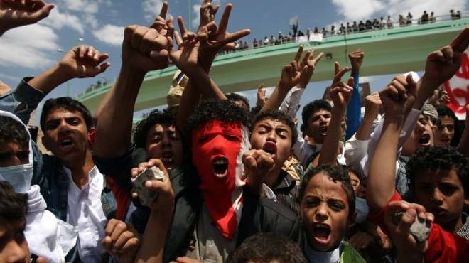  تظاهر العشرات من ممثلي القوى الشعبية اليمنية أمام السفارة المصرية بصنعاء 