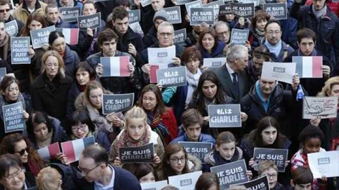 بالصور| وقفة أمام المعهد الفرنسي بطوكيو تضامنا مع ضحايا 