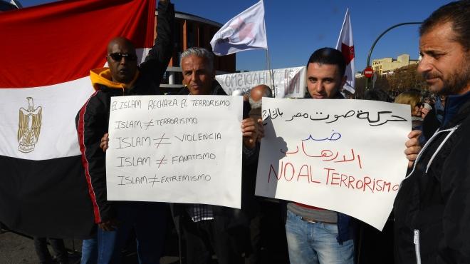 بالصور| مصريون يتظاهرون في إسبانيا ضد الإرهاب.. 