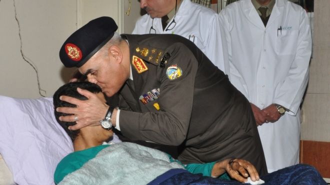 بالصور| وزير الدفاع يطمئن على الحالة الصحية لمصابي الجيش والشرطة