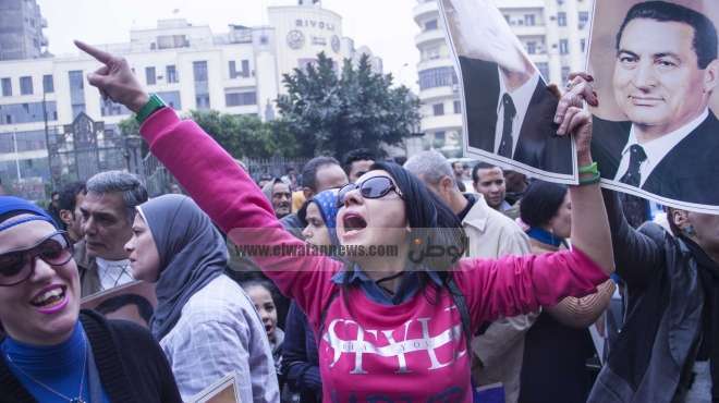 أنصار مبارك يتوافدون بدار القضاء العالي قبل بالحكم في طعن 