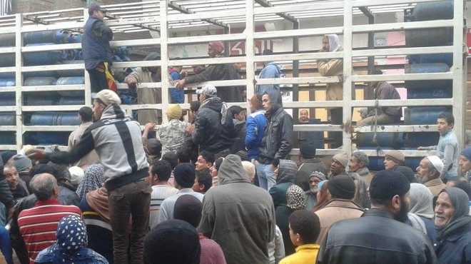 العشرات يتجمهرون أمام مستودعات الإسكندرية لنقص إسطوانات البوتاجاز