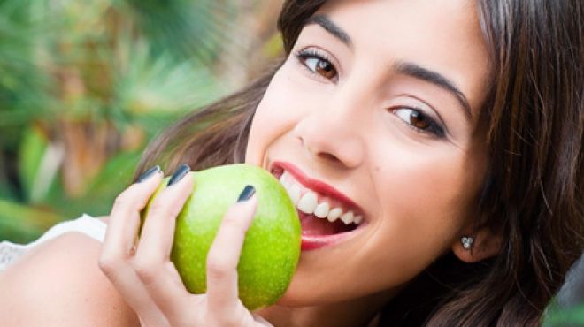 دراسة: تناول وجبات خفيفة من الفاكهة يسبب مشاكل في الأسنان