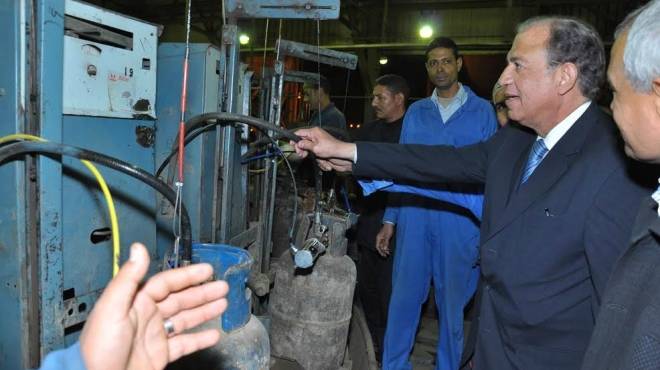 بالصور| محافظ أسيوط يتفقد مصنع تعبئة أسطوانات البوتاجاز
