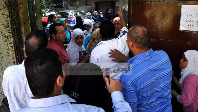 أهالي قرية ببني سويف يتظاهرون داخل مدرسة اعتراضا على إزالة فصلين
