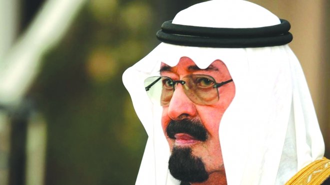 بالفيديو| ملك السعودية الراحل رافضا تقبيل يده: 