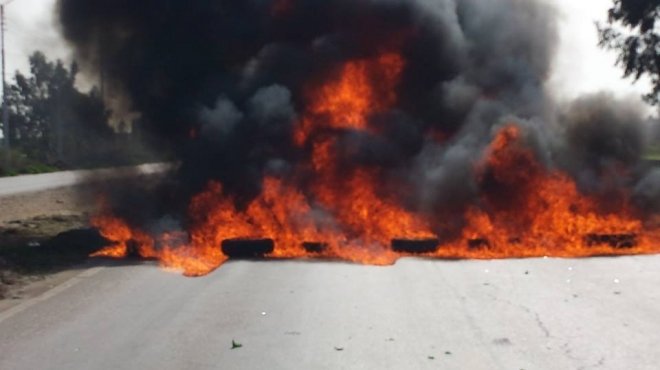 عاجل| أنصار المعزول يقطعون طريق جسر السويس بإشعال إطارات السيارات