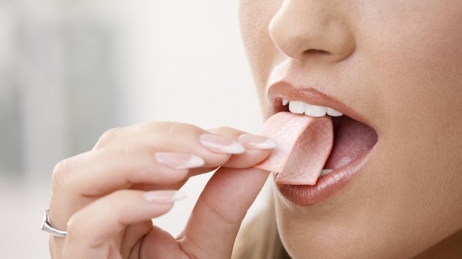دراسة: مضغ اللبان يزيل البكتيريا من الفم