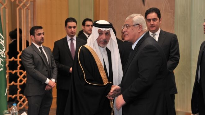 السفارة السعودية بالقاهرة تواصل استقبال المعزين والمبايعين