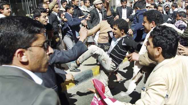 الحوثيون يطلقون الرصاص الحي على متظاهرين وسط صنعاء