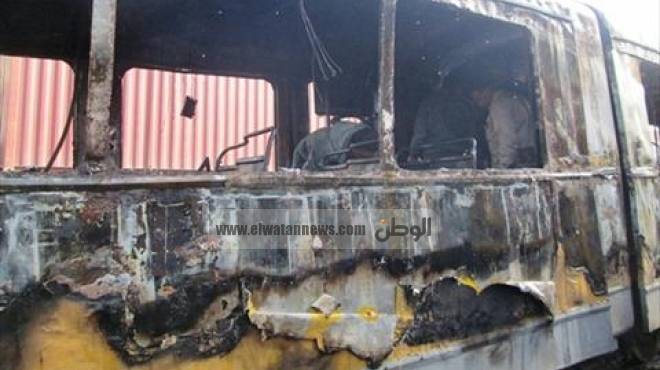 بالصور| مجهولون يضرمون النيران في عربة 