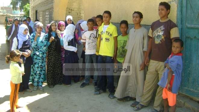 تلاميذ «عرب الشريفة» بمنفلوط ممنوعون من الذهاب للمدارس بقوة السلاح 
