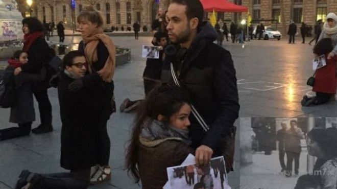 بالصور| نشطاء في باريس يمثلون لحظة مقتل 
