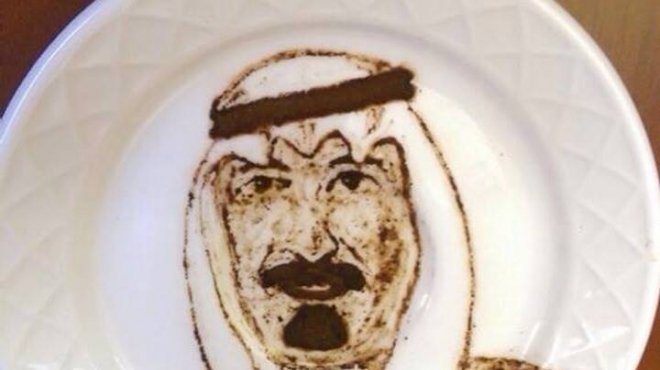 حزنا على وفاة الملك عبدالله.. سعودي يرسم صورة له باستخدام القهوة