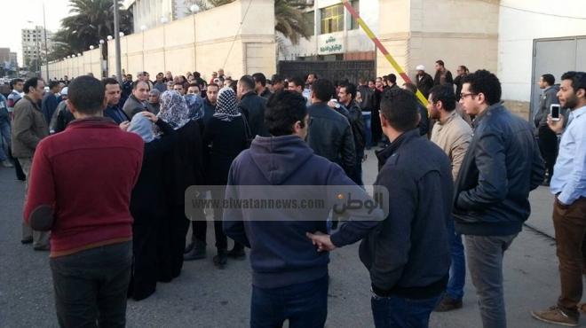 بالصور| أهالي شهداء سيناء أمام مستشفى القبة العسكري للتعرف على ذويهم
