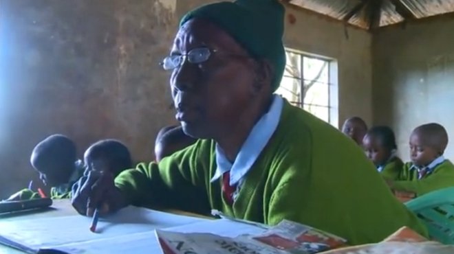 بالفيديو| أكبر طالبة ابتدائي في العالم تذهب إلى المدرسة مع حفيدها 