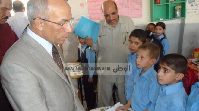 محافظ شمال سيناء يكرم زائرة صحية بإحدى مدارس العريش أثناء جولته التفقدية
