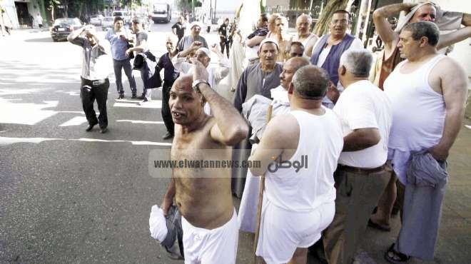 عمال «النيل للأقطان» يتظاهرون أمام مجلس الوزراء بالملابس الداخلية للمرة الثانية.. واليوم «ملط»