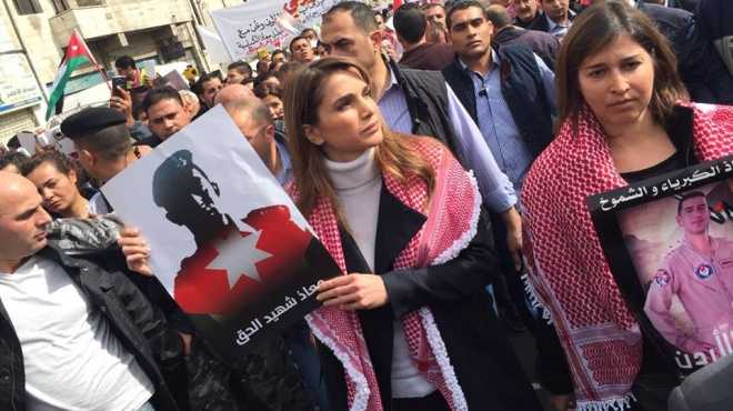الملكة رانيا تتقدم مسيرة في عمان حاملة صورة معاذ الكساسبة