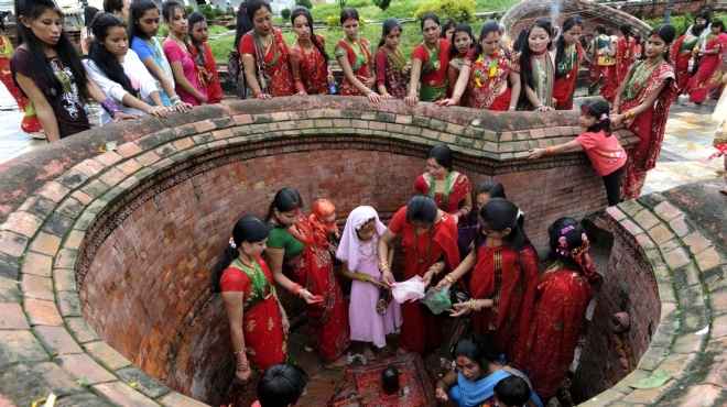 بالصور| نساء الهندوس يصومون من أجل الحصول على زوج