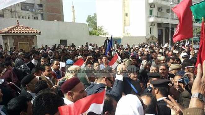 بالصور| أهالي مطروح يستقبلون المحافظ بمسيرة احتفالية بطول طريق الضبعة