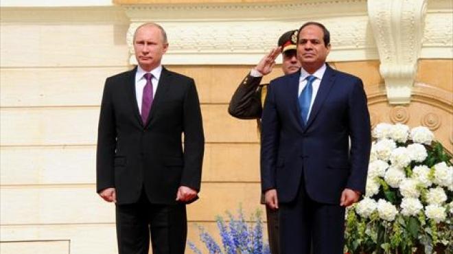 السفير الروسي بالقاهرة يفصح عن سبب إهداء الكلاشينكوف للسيسي