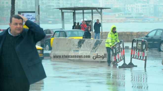 بالفيديو والصور| إسكندرية تغرق في شبر مية.. والموج يعانق الشوارع