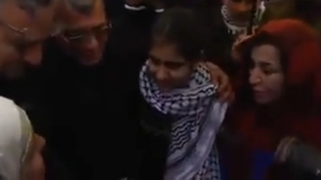 بالفيديو| لحظة الإفراج عن أصغر أسيرة في سجون الاحتلال الإسرائيلي