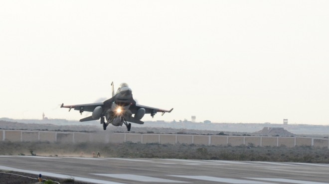 مصدر أمني: الطائرات الحربية تواصل طلعاتها لتمشيط الحدود مع ليبيا