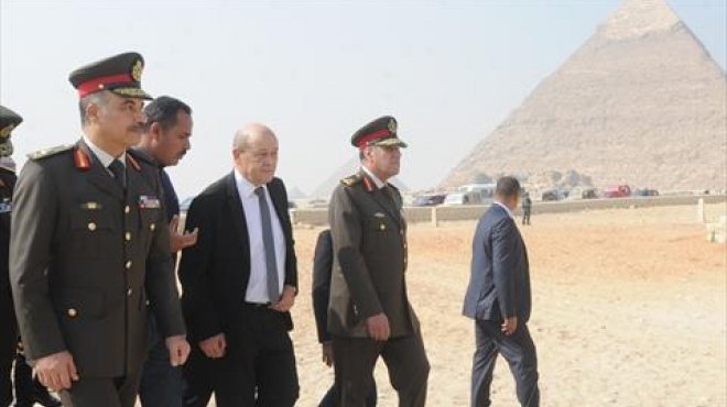 بالصور| وزير الدفاع الفرنسي يزور أهرامات الجيزة