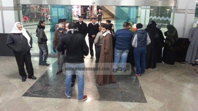 عاجل| مشادة بين أهالي العائدين من ليبيا والأمن في مطار القاهرة