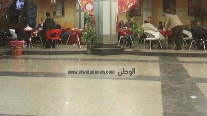 أمن مطار القاهرة يسمح لأهالي العائدين من ليبيا بالانتظار في الكافتيريا
