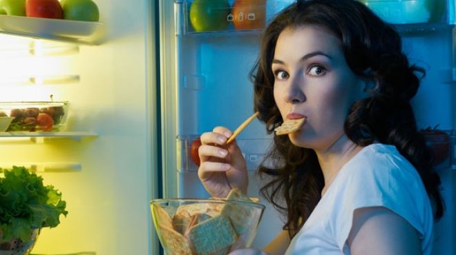 دراسة: تناول الطعام ليلا يضر بالصحة والعقل