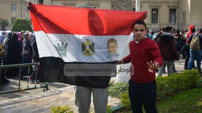بالصور| طلاب الإخوان يتظاهرون أمام المكتبة المركزية بجامعة القاهرة