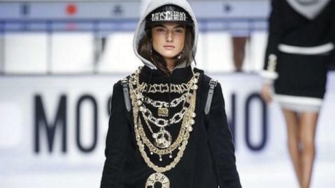 بالصور| صحيفة إسبانية: أزياء موضة التسعينات تعود من جديد في ميلان