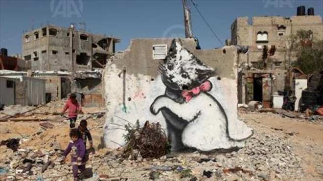 بالصور| فنان بريطاني ينقل معاناة غزة بـ